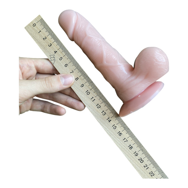 Фалоімітатор реалістичний з мошонкою на присосці тілесного кольору